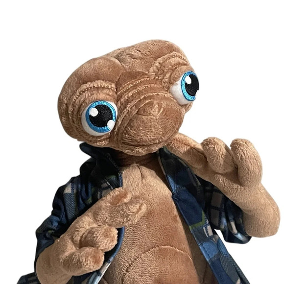 Universal Studios 10" E.T. Extra Terrestrial with Bathrobe Plush - Picture 6 of 11